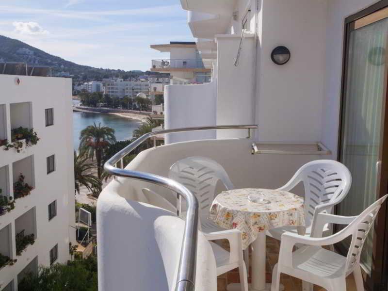 Apartamentos Bon Lloc Santa Eularia des Riu Ngoại thất bức ảnh
