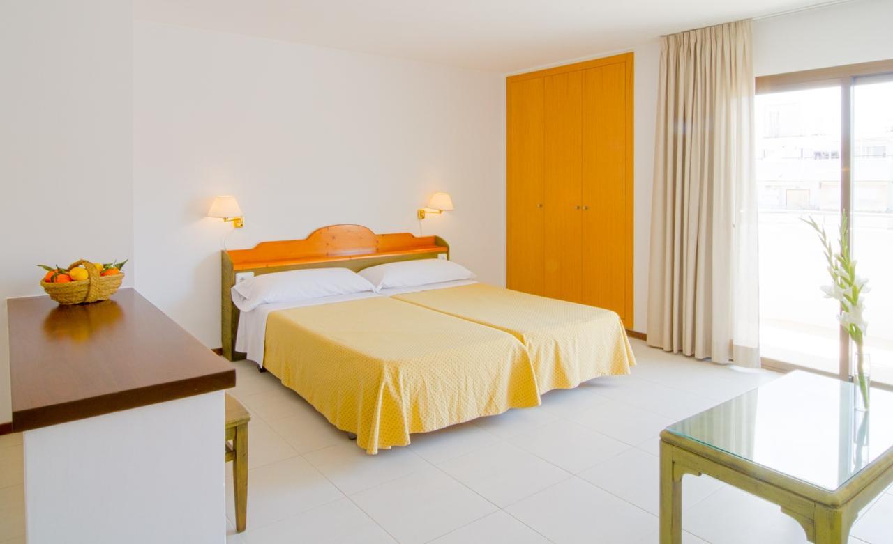 Apartamentos Bon Lloc Santa Eularia des Riu Ngoại thất bức ảnh
