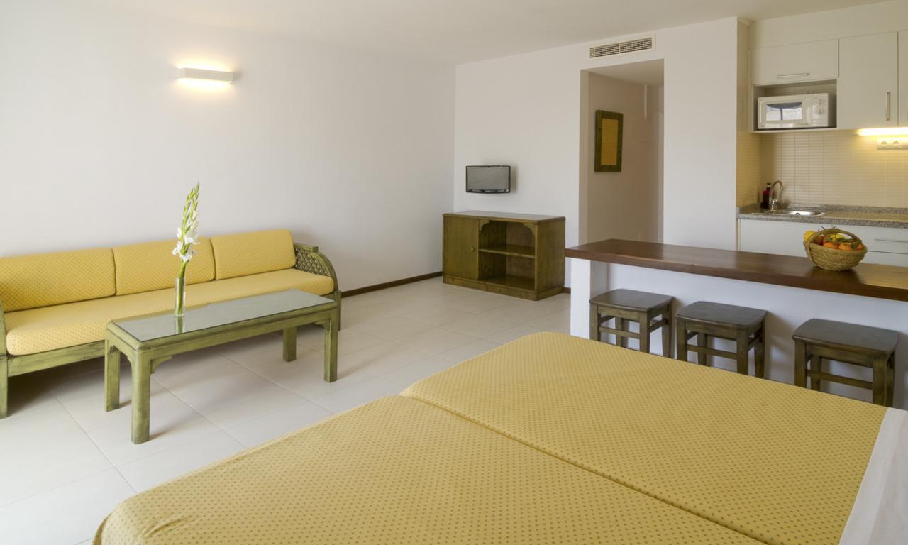Apartamentos Bon Lloc Santa Eularia des Riu Ngoại thất bức ảnh