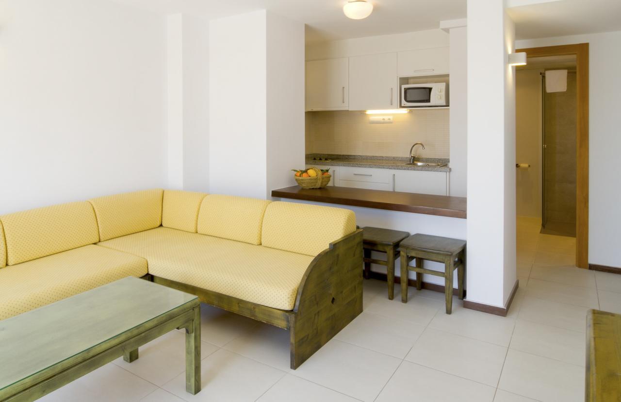 Apartamentos Bon Lloc Santa Eularia des Riu Ngoại thất bức ảnh