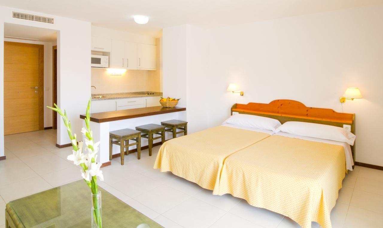 Apartamentos Bon Lloc Santa Eularia des Riu Ngoại thất bức ảnh