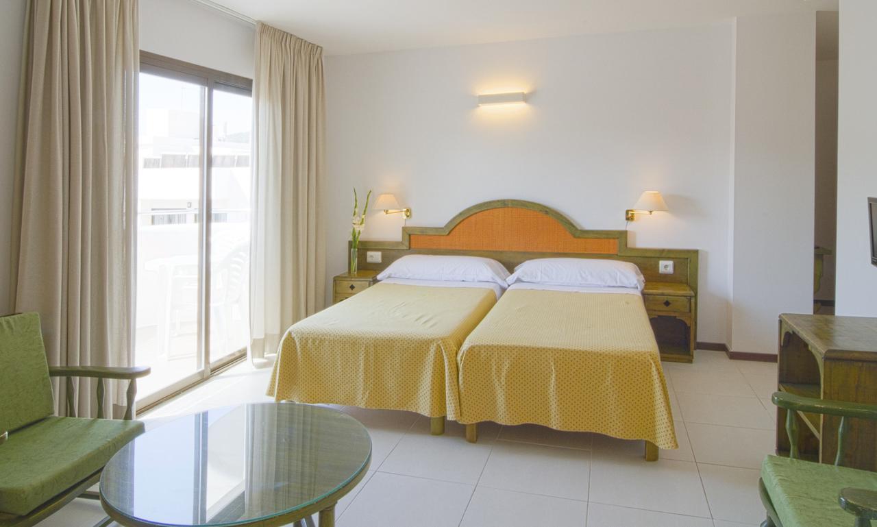 Apartamentos Bon Lloc Santa Eularia des Riu Ngoại thất bức ảnh