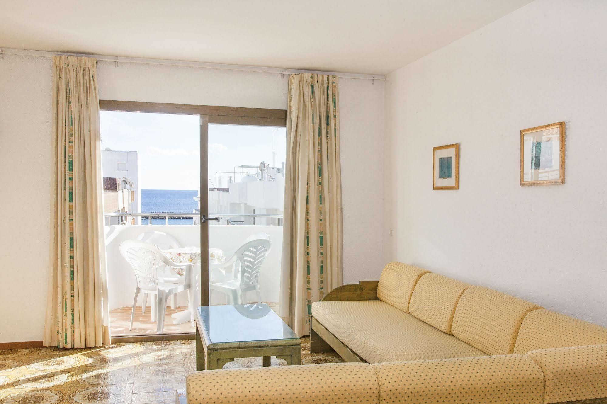 Apartamentos Bon Lloc Santa Eularia des Riu Ngoại thất bức ảnh