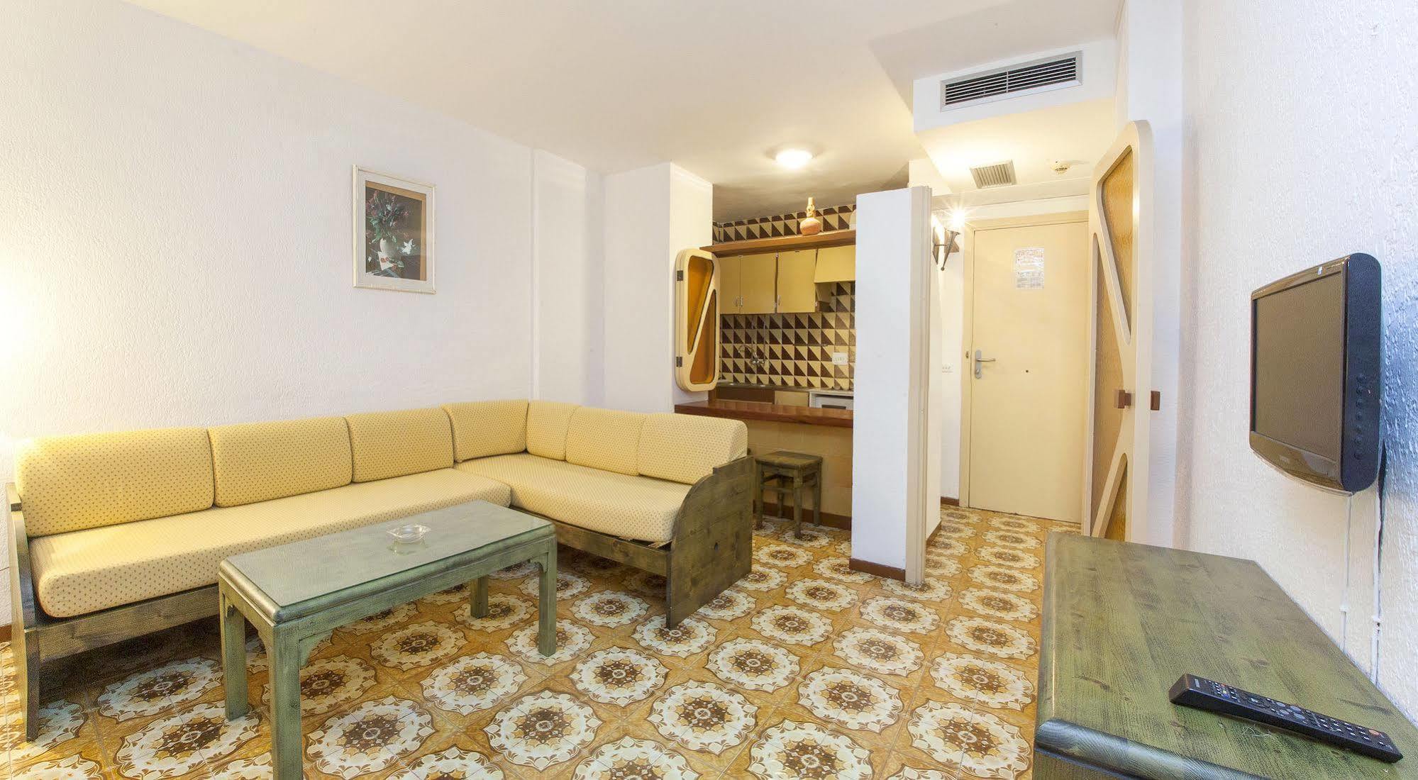 Apartamentos Bon Lloc Santa Eularia des Riu Ngoại thất bức ảnh