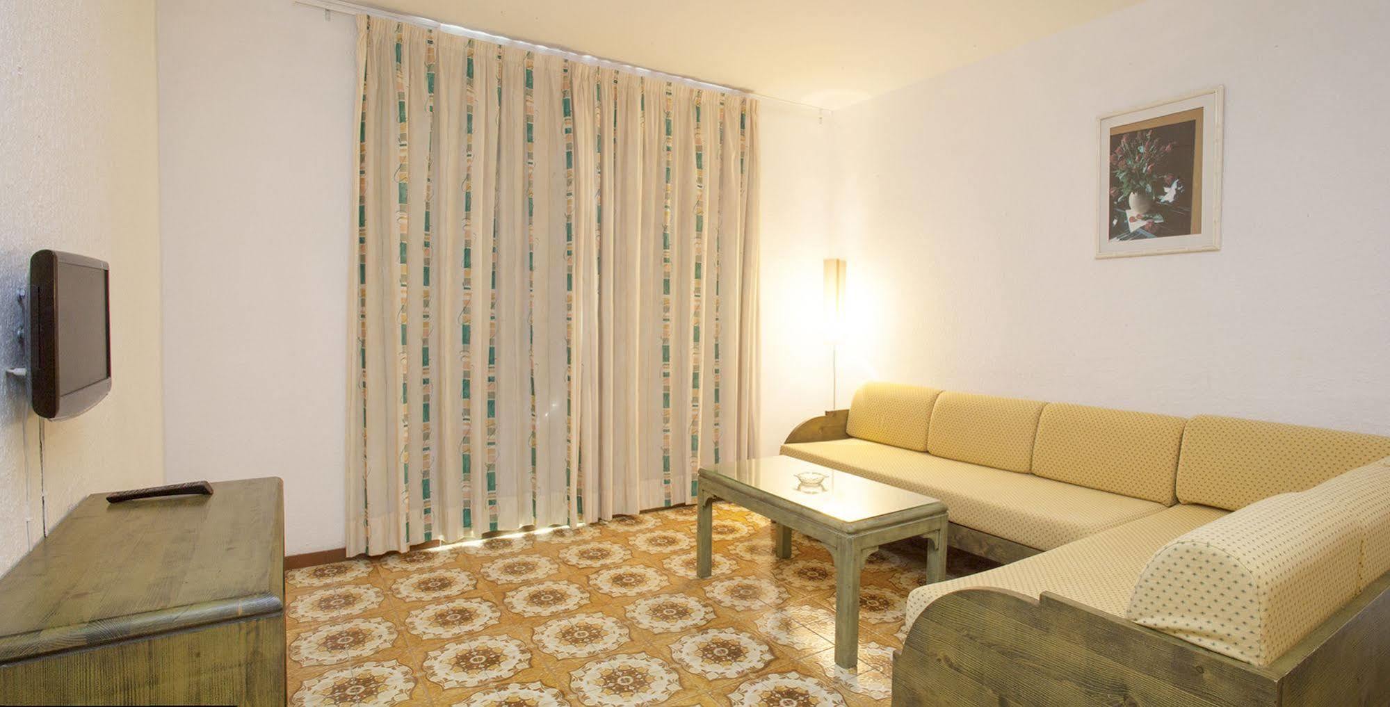 Apartamentos Bon Lloc Santa Eularia des Riu Ngoại thất bức ảnh