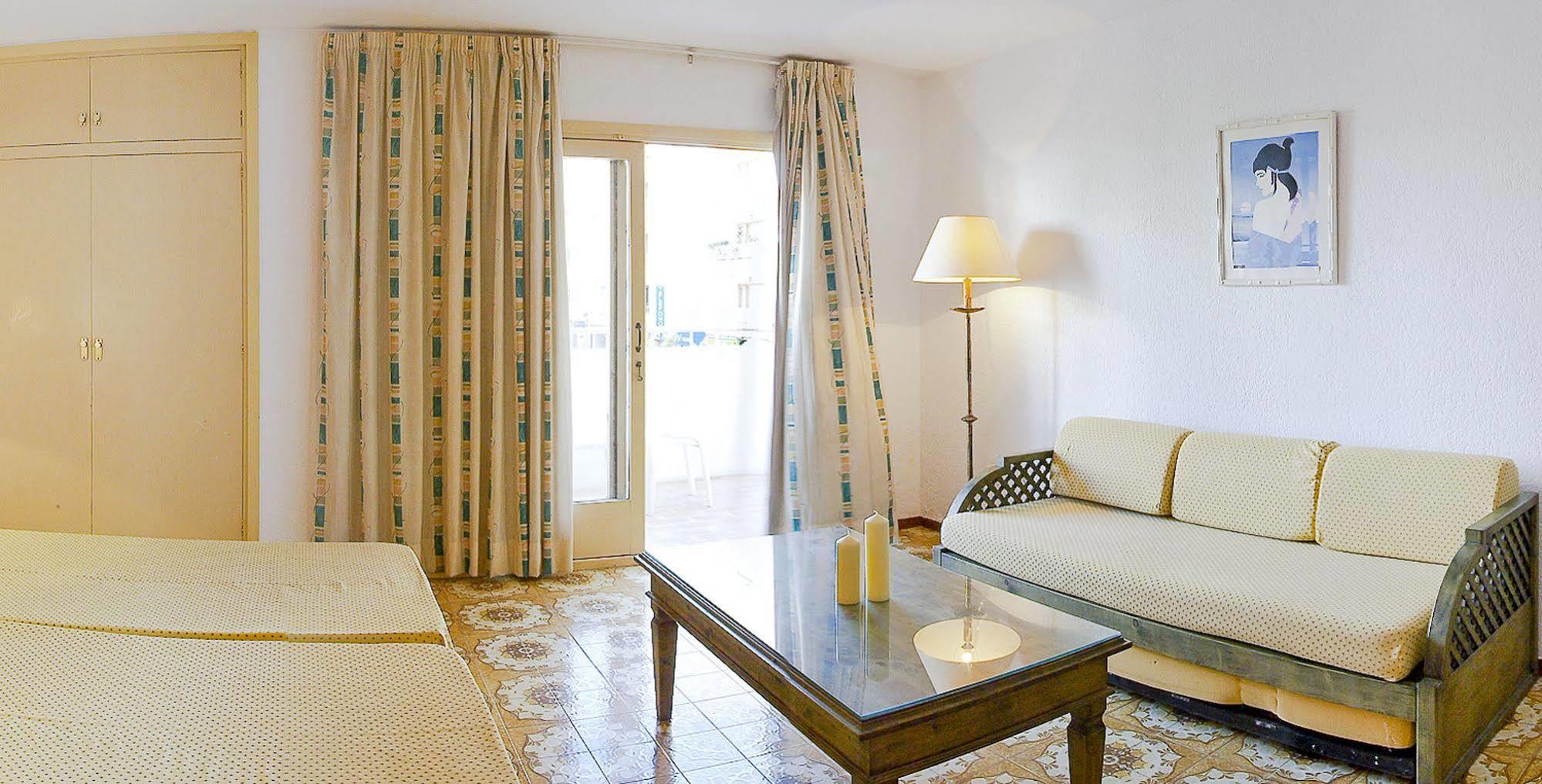 Apartamentos Bon Lloc Santa Eularia des Riu Ngoại thất bức ảnh