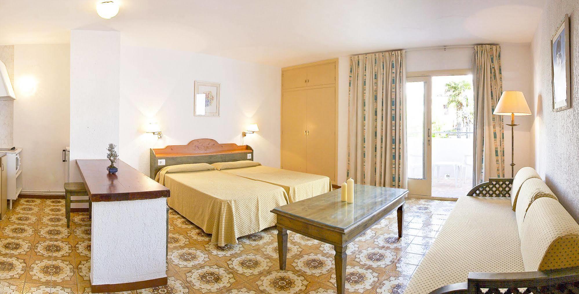 Apartamentos Bon Lloc Santa Eularia des Riu Ngoại thất bức ảnh