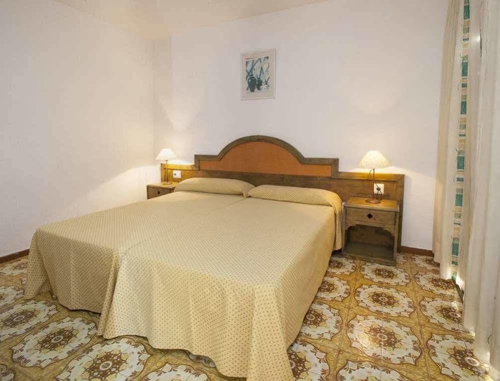Apartamentos Bon Lloc Santa Eularia des Riu Ngoại thất bức ảnh