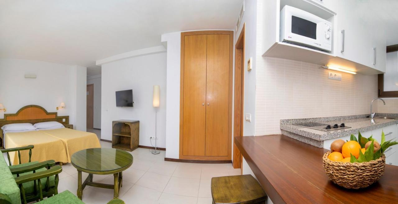 Apartamentos Bon Lloc Santa Eularia des Riu Ngoại thất bức ảnh
