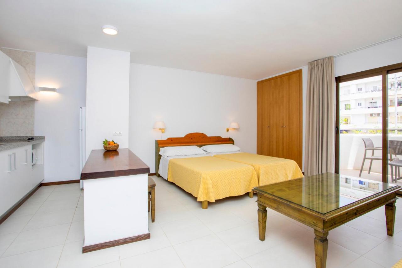 Apartamentos Bon Lloc Santa Eularia des Riu Ngoại thất bức ảnh