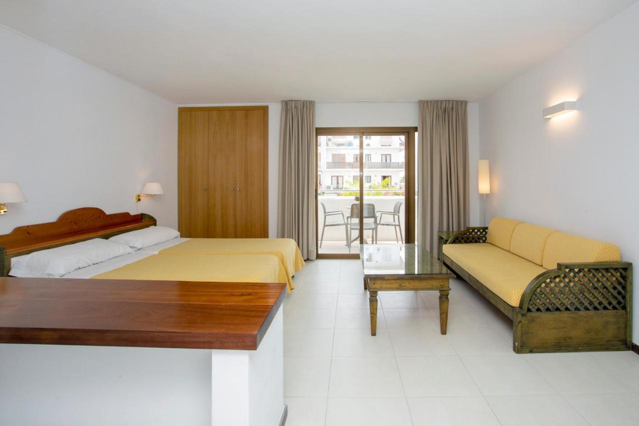Apartamentos Bon Lloc Santa Eularia des Riu Ngoại thất bức ảnh