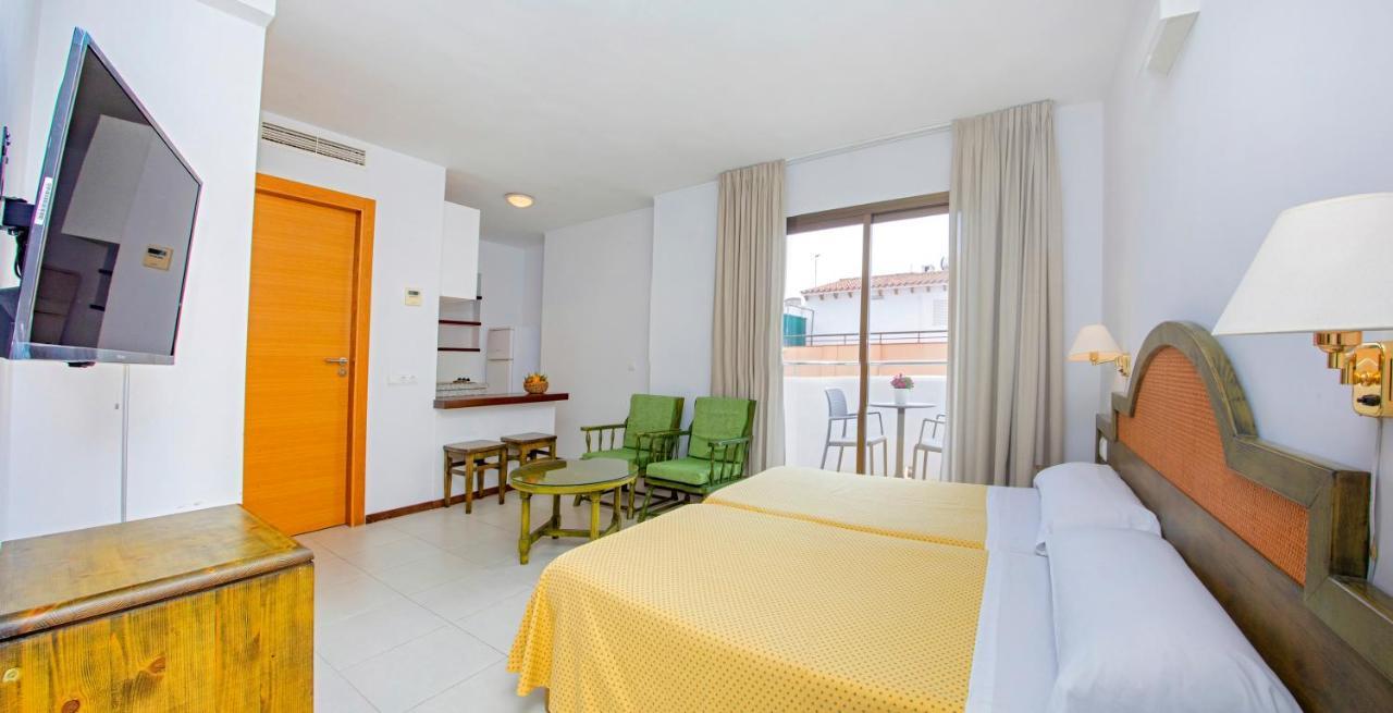 Apartamentos Bon Lloc Santa Eularia des Riu Ngoại thất bức ảnh